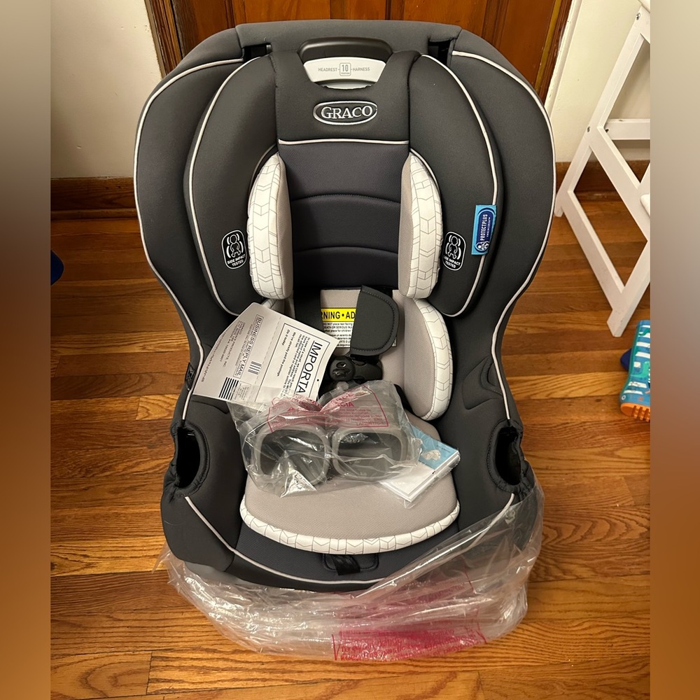 NEW Graco Extend2Fit Convertible Car Seat, Redmond.